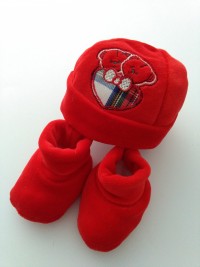 Hat and chenille shoes image bears and heart. Colour red, one size