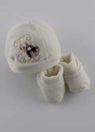 Picture hat and chenille shoes baby bear and heart. Colour creamy white, one size