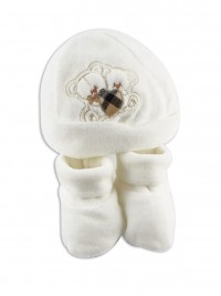 Image hat and chenille shoes hug. Colour creamy white, one size