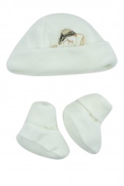 hat and shoes for newborns in creamy white chenille. Colour creamy white, one size