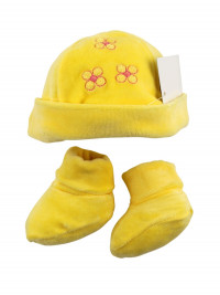 hat and baby shoes, in chenille. three little flowers.. Colour yellow, one size