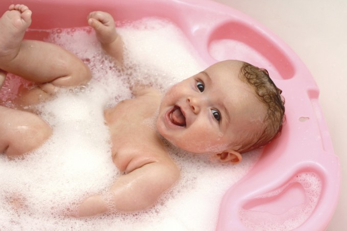 When bathing your newborn When to bathe your baby: before or after feeding