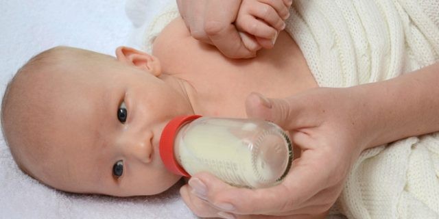 Infant feeding bottles: what material to choose