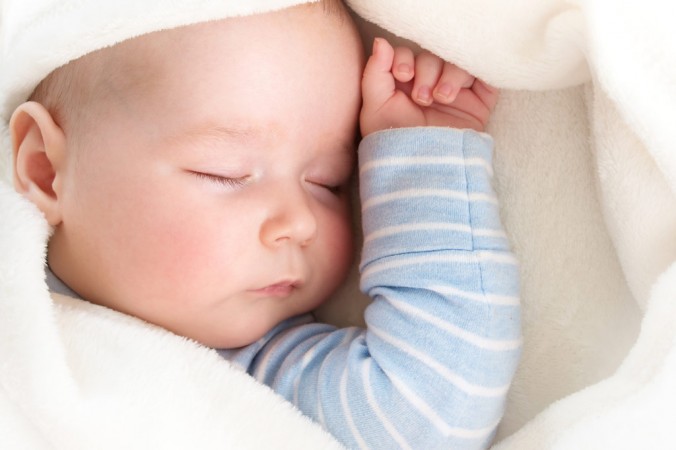 How to dress your newborn at night during the spring period