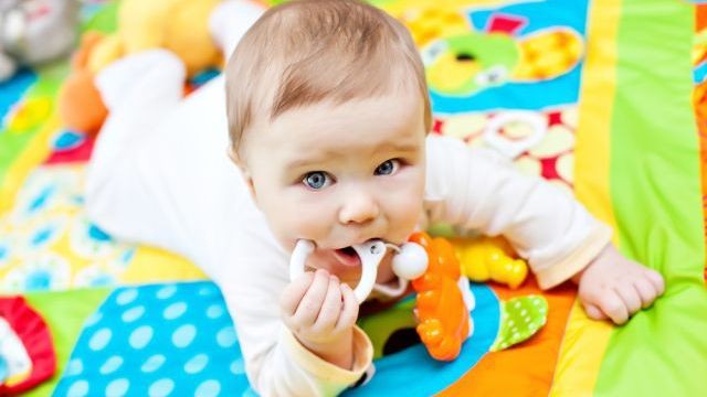 Rattle: a game through which to discover the world of sounds