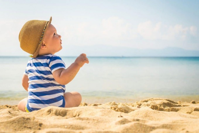 The first baths at the baby's sea The first baths at the sea: how many months can you make the baby