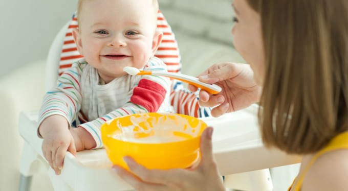 A mom who helps eat her baby.
Weaning has begun. Weaning of infants: all foods to be introduced month by month