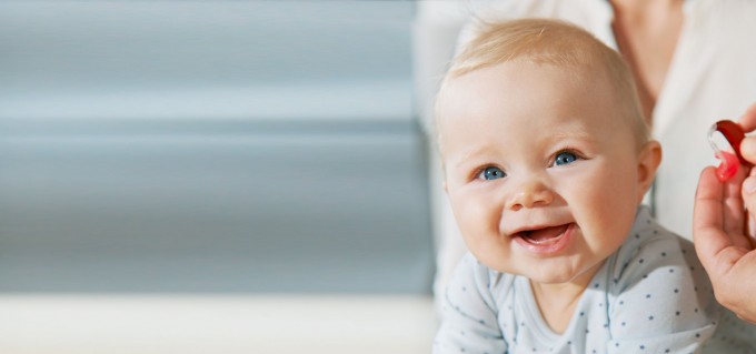 At what age does the newborn recognize his parents?